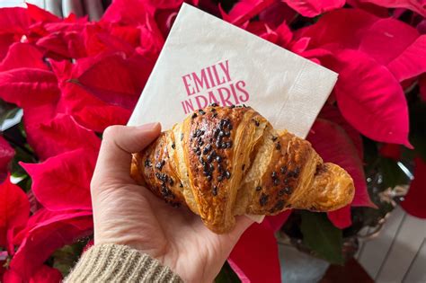 emily in paris croissant.